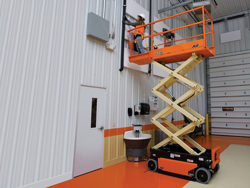 thang nang nguoi 6m dang cat keo jlg 1532r